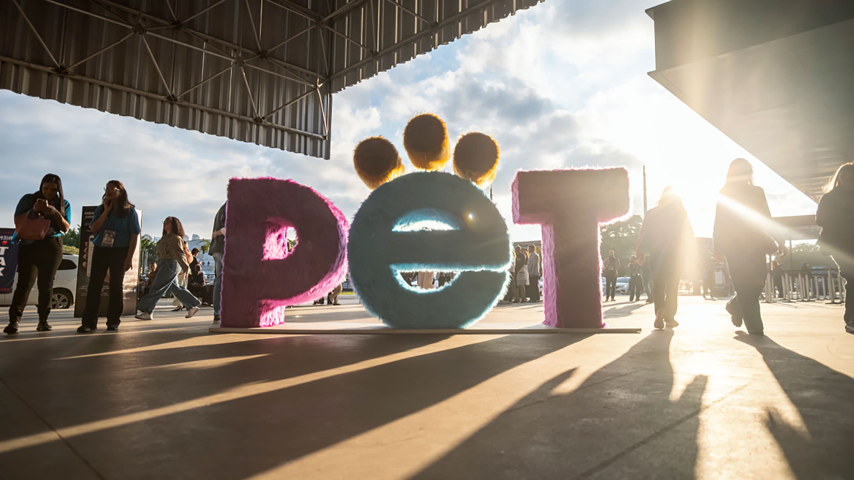 Der Schriftzug "PET" der PET South America mit Fell überzogen