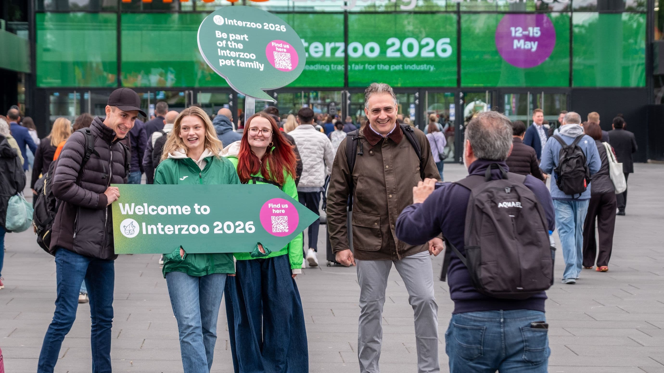 Messeteilnehmende der Interzoo 2026 vor dem Eingang Mitte