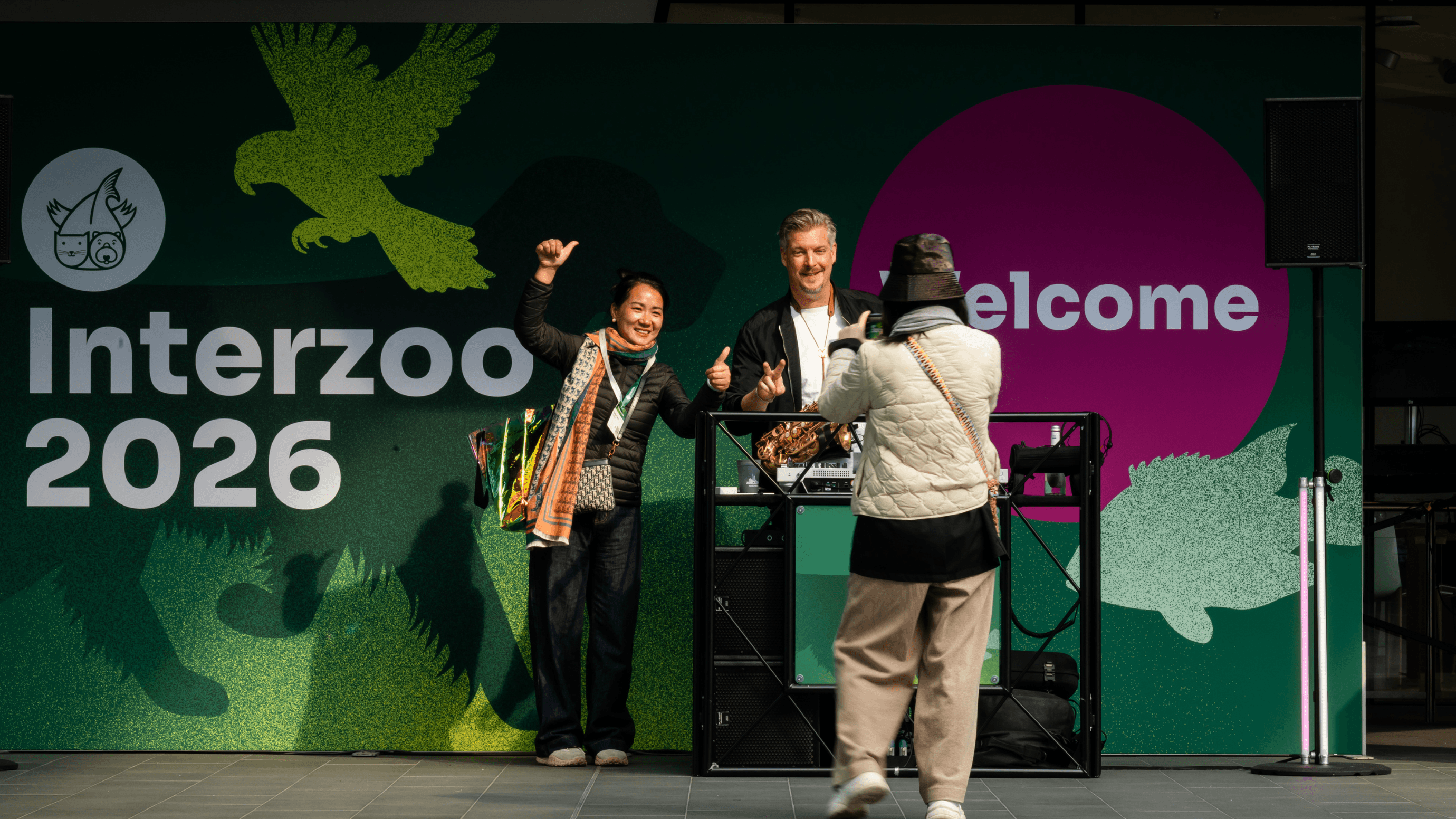 Messeteilnehmende tanzen zum Interzoo-Song