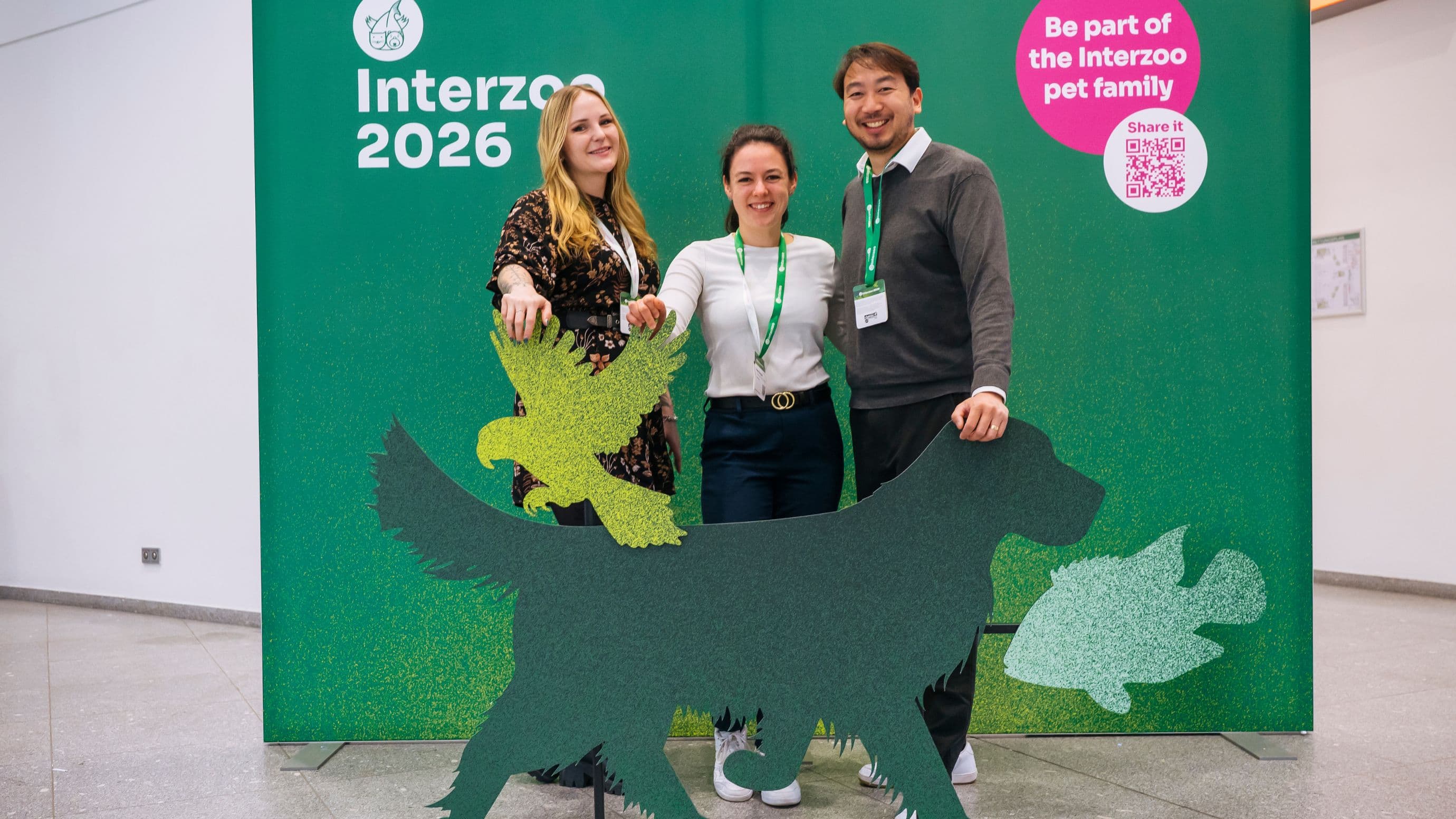 Messeteilnehmende vor einem Interzoo Foto-Spot